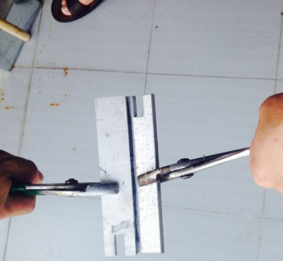 巨型金属容器粘接钢铁支架用什么胶水?名企选择东莞聚力代替焊接AB胶水圆满完成大面积金属粘接