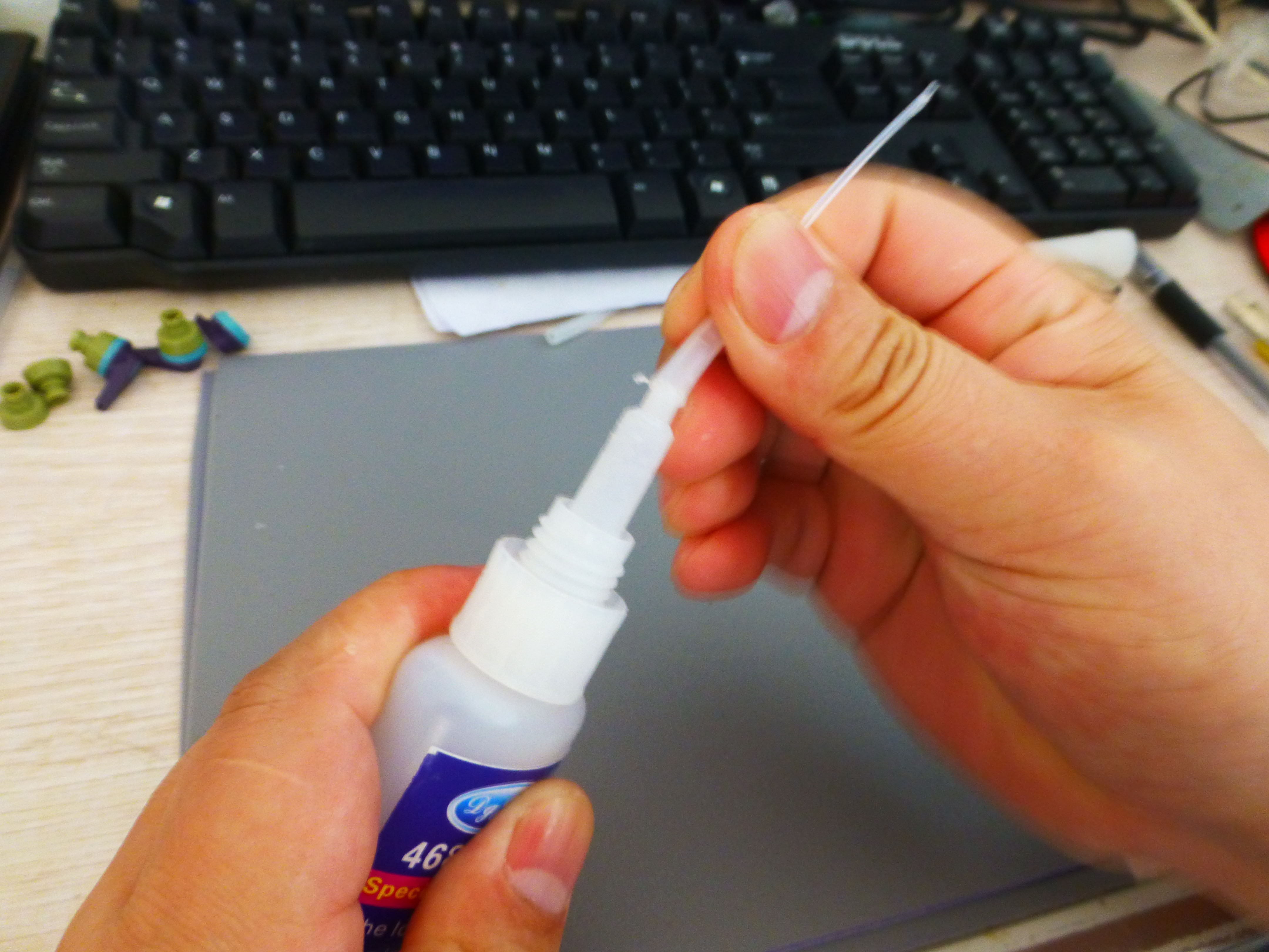 使用瞬间胶前套上PE滴管 使用瞬间胶前套上PE滴管