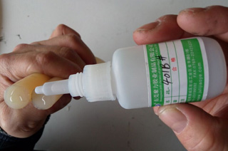 滴上适量的硅胶专用瞬间胶