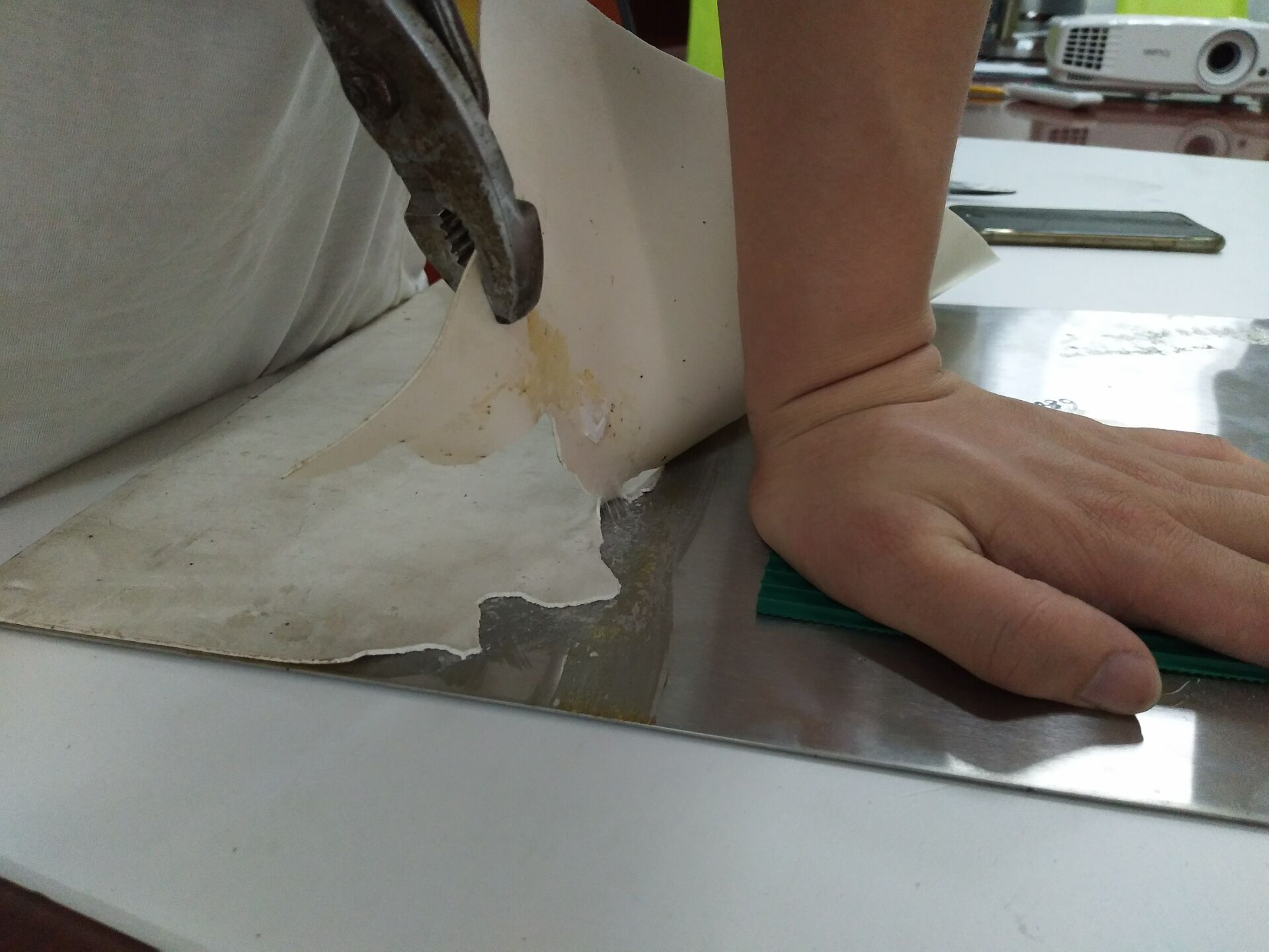 铝板上贴PVC，用达到破坏PVC不脱胶效果的PVC粘金属胶水-聚力胶水