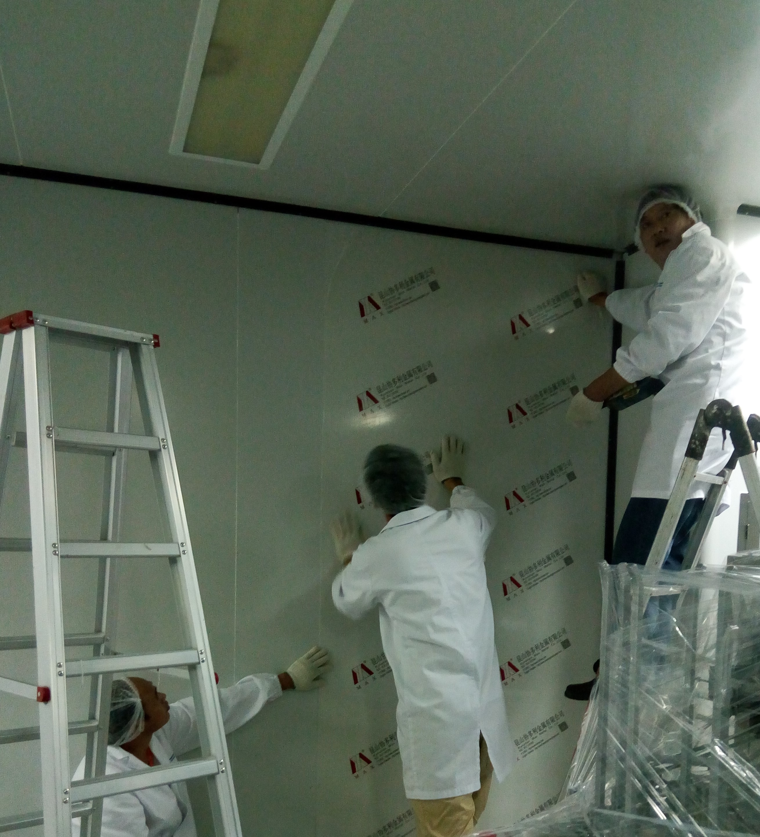 彩钢板粘墙用什么胶水粘接牢固不脱胶？选聚力粘金属专用胶水