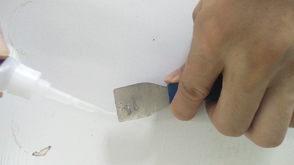 用金属专用瞬间胶粘小铁片