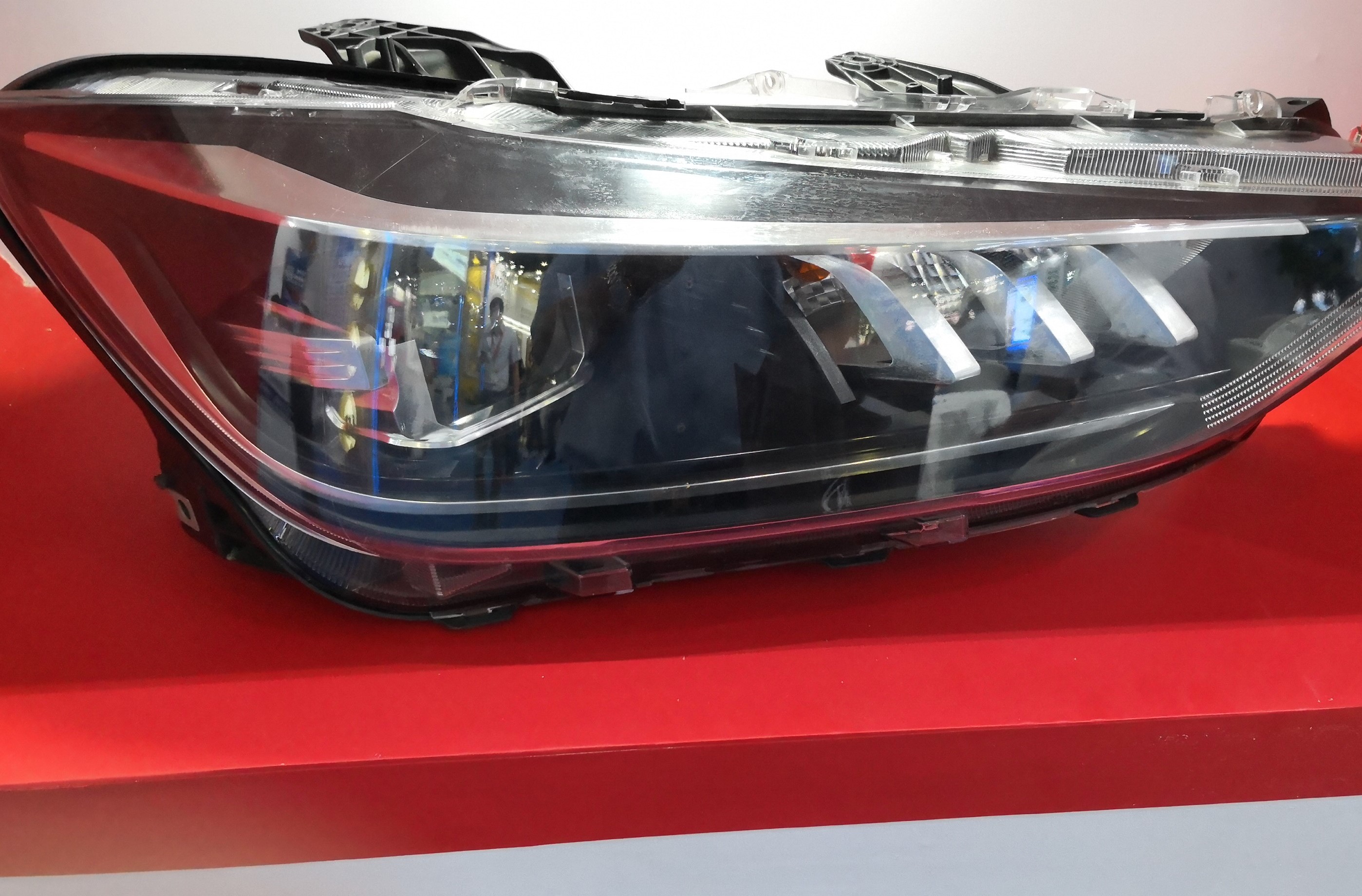 耐高温密封胶在汽车大灯中的应用-聚力胶水