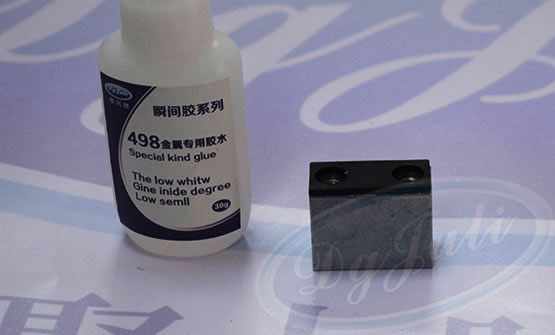 铁和小面积的塑料粘合